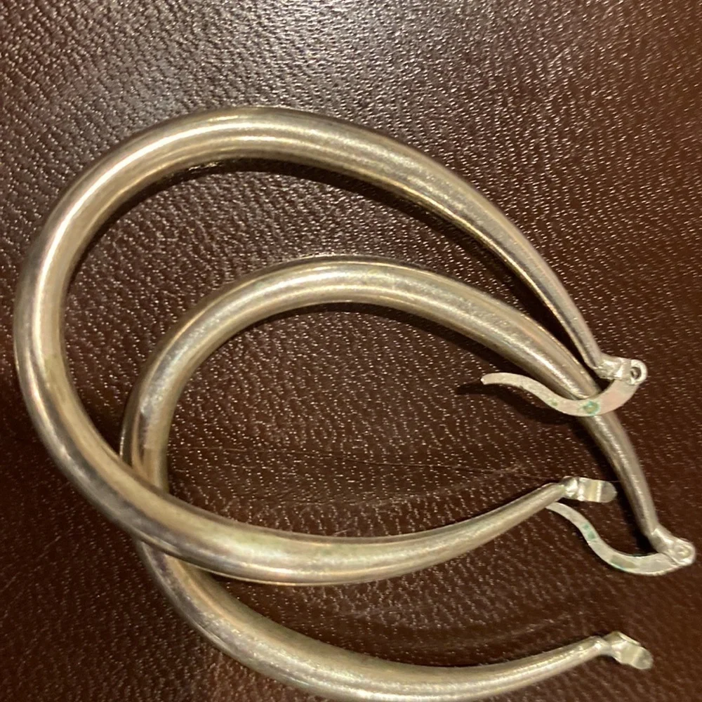 FOUR pair of earrings, two hoops, two lever back drop earrings